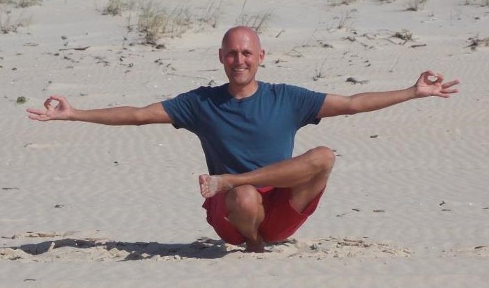 Dragan Manojlovic macht Yoga am Strand
